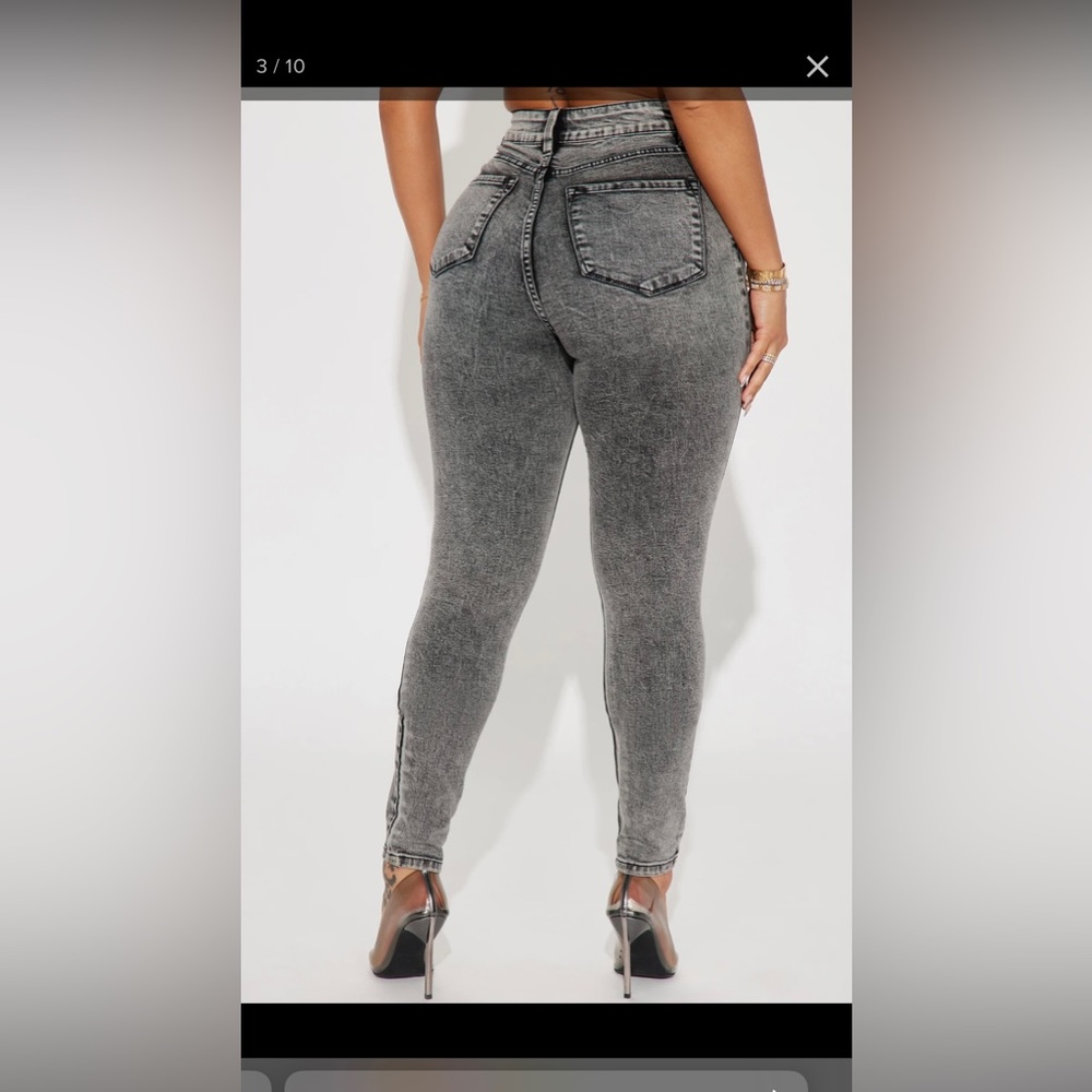 FashionNova Acid Wash Grey Jeans (Size 18)